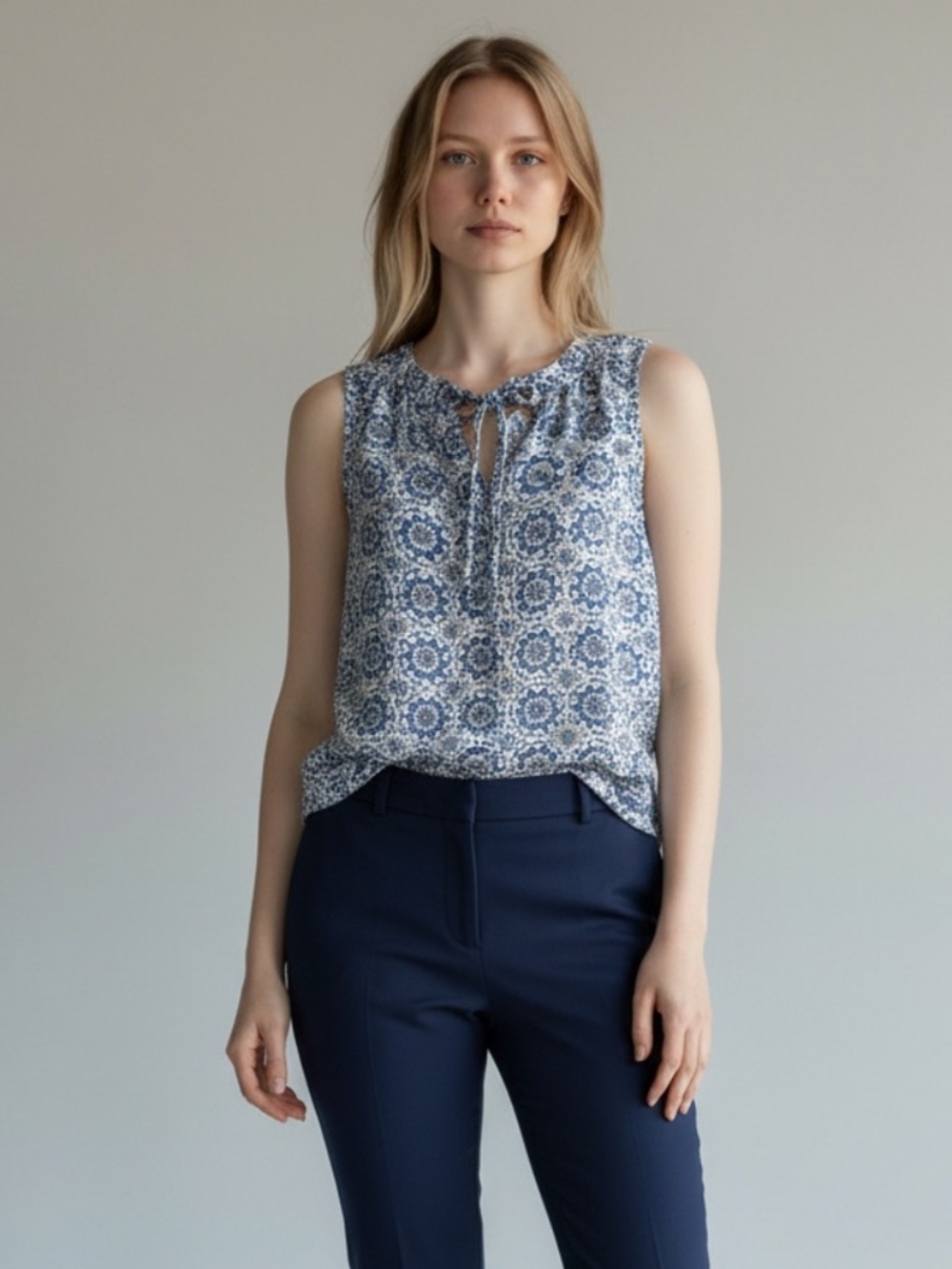 LOFT Blue & White Floral Medallion Tie-Neck Sleeveless Blouse Top Small Petite